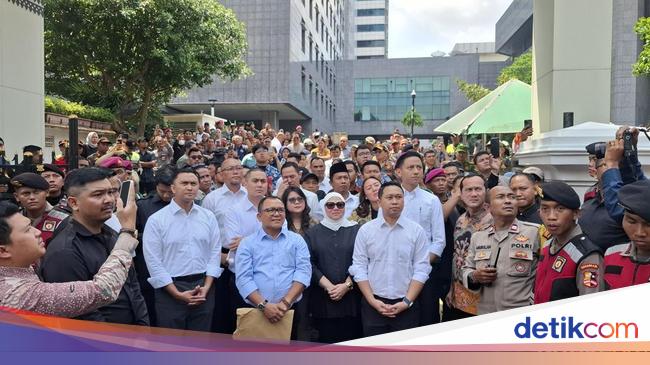 Temui Massa Demo, DPRD DKI Setuju Evaluasi Tunjangan Rumah Rp 70 Juta