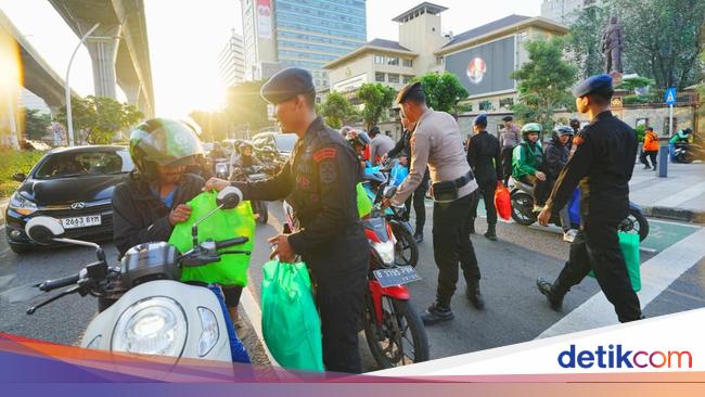 Polri dan KSPSI Gelar Baksos, Bagikan Ratusan Paket Sembako ke Warga
