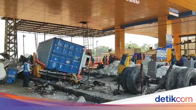 Kondisi Terkini GT Ciawi 2 Usai Ditabrak, Truk Kontainer Masih Dievakuasi