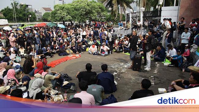 Saat Demo tapi Piknik 17+8 di Depan DPR