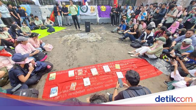 Mahasiswa Gelar Demo Tema Piknik di DPR Kawal Tuntutan 17+8