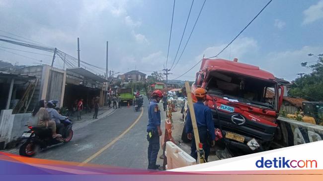 6 Orang Luka Imbas Kecelakaan Beruntun Libatkan Truk Tanki BBM di Bogor