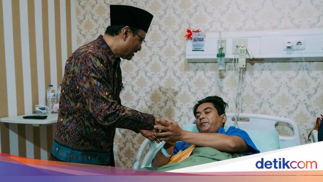 Jenguk dan Beri Santunan, Gus Ipul Kunjungi Korban Unjuk Rasa di RS Polri