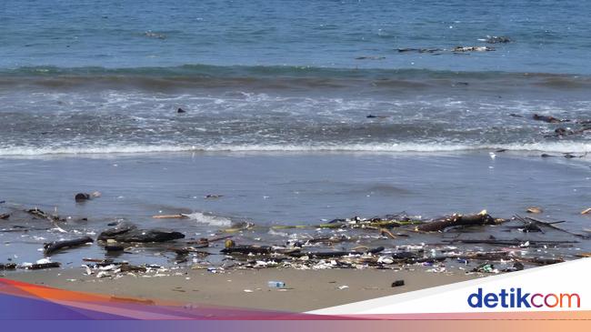 Sampah Serbu Pantai Citepus, Wisatawan Hanya Bisa Geleng Kepala