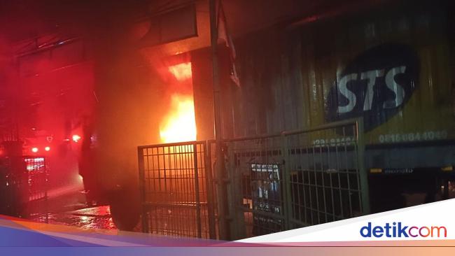 Truk Muatan Paket di Jakut Terbakar gegara Korsleting, Begini Kronologinya