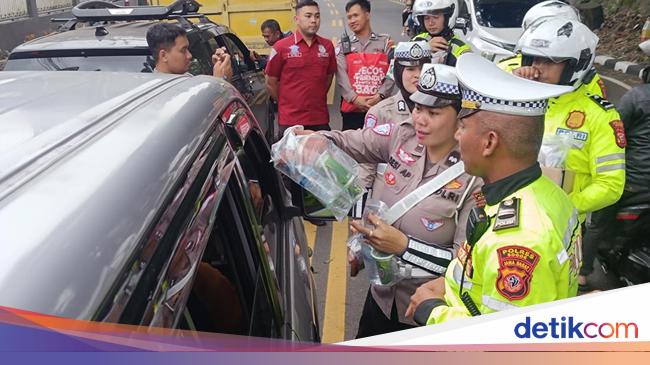 Polisi Bagikan Makanan ke Pengendara yang Terjebak One Way di Puncak