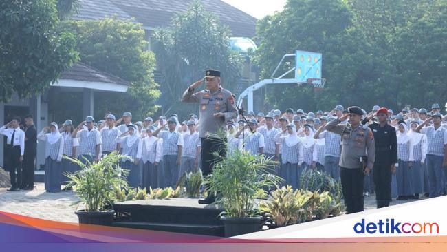 Kapolda Banten Pimpin Upacara di Sekolah, Ingatkan Siswa Tak Boleh Ikut Demo