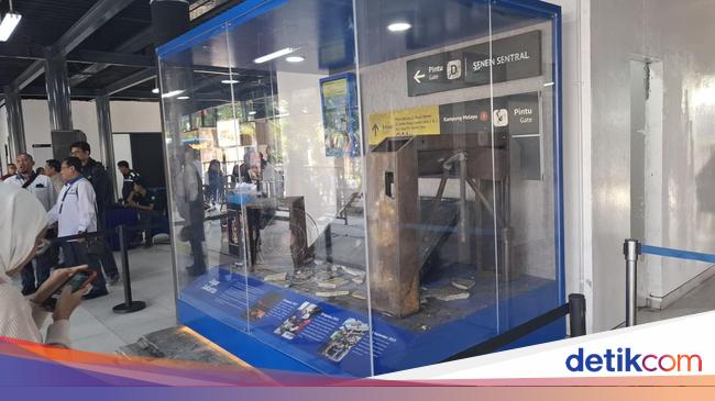 Penampakan Etalase Pamerkan Sisa Kebakaran di Halte TransJ Jaga Jakarta