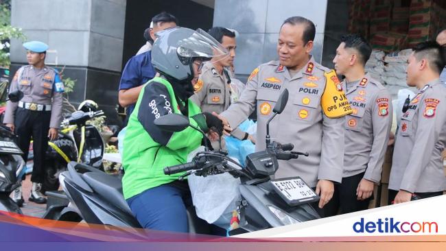 Polda Metro Jaya Gelar Baksos, Bagi Helm dan Sembako untuk Ojol