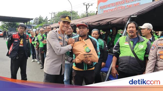 Perkuat Silaturahmi dengan Ojol, Polres Bekasi Kota Bagikan 150 Paket Sembako