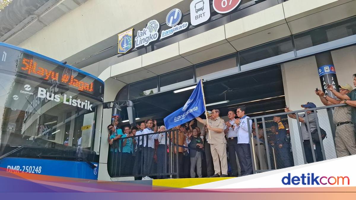 Gubernur Pramono Anung di halte TransJakarta