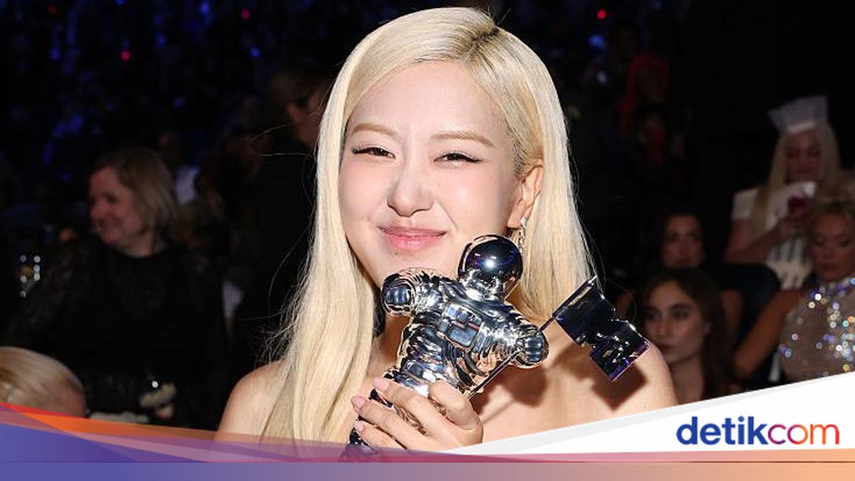 Bintang K-Pop 2025 mencetak prestasi luar biasa, dari debut di Coachella hingga nominasi Grammy. Temukan siapa yang bersinar tahun ini! ✨️