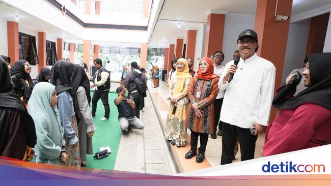 Siswa SRMP 16 Malang Sambut Mensos dengan Puisi 'Menari di Atas Matahari'