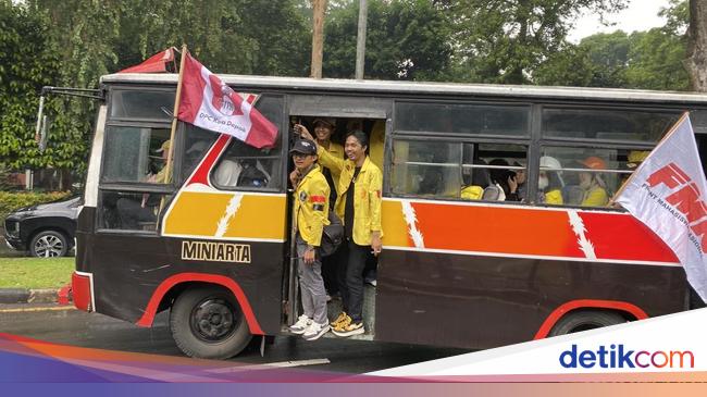 Naik Bus, BEM UI Berangkat ke DPR Demo Kawal Tuntutan 17+8