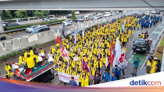 Mahasiswa Demo di DPR, Desak '17+8 Tuntutan Rakyat' Dipenuhi