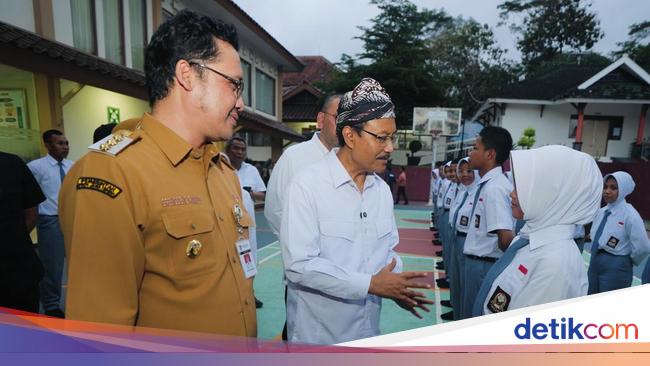 Di Hadapan Gus Ipul, Kepala SRMA 43 Magelang Terharu Cerita soal Siswa