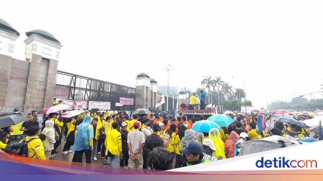 Tagih 17+8 Tuntutan Rakyat, Mahasiswa Minta Anggota DPR Dialog Bareng Massa