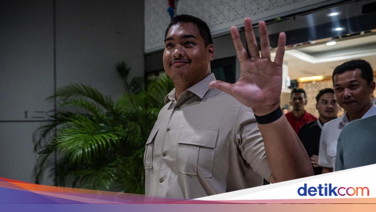 Usai Lengser, Dito Ariotedjo Angkut Barang Pribadi dari Kemenpora