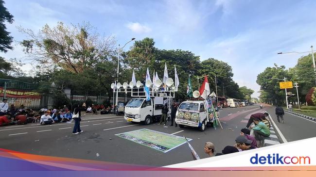 Buruh Demo Tuntut Upah Layak di Patung Kuda, Jalan Arah Gambir Ditutup