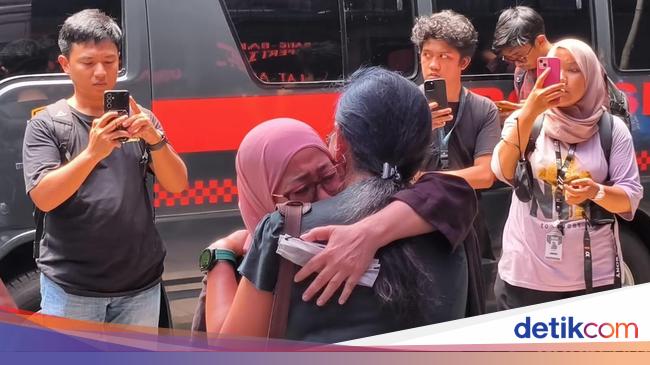Ibu Delpedro Menangis di Polda Metro: Anak Saya Bukan Maling
