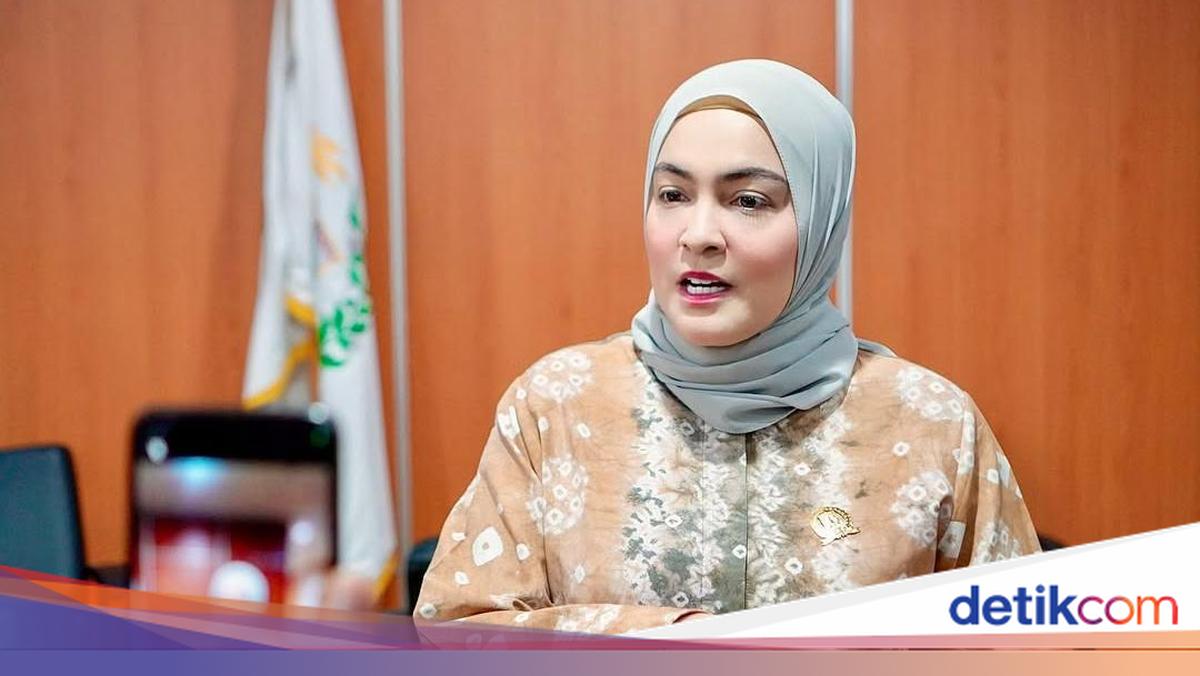 Astrid Kuya menegaskan dirinya bukan perempuan yang duduk saat lagu Indonesia Raya dinyanyikan. Ia akan melapor polisi terkait fitnah tersebut.
