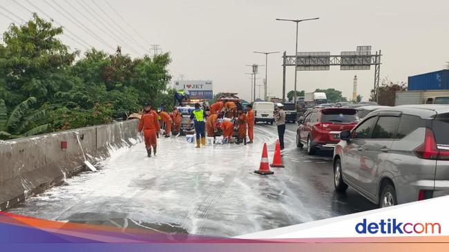 'Banjir' Cat Putih di Tol Ancol, Ternyata Gara-gara Truk Tabrakan