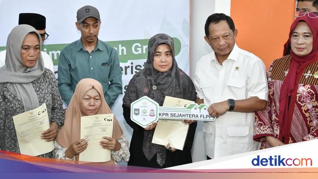 Pemerintah Serahkan Bantuan Rumah ke Korban Unjuk Rasa di Makassar