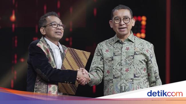 Menbud Fadli Zon Serahkan SK Penetapan Hari Komedi Nasional 27 September