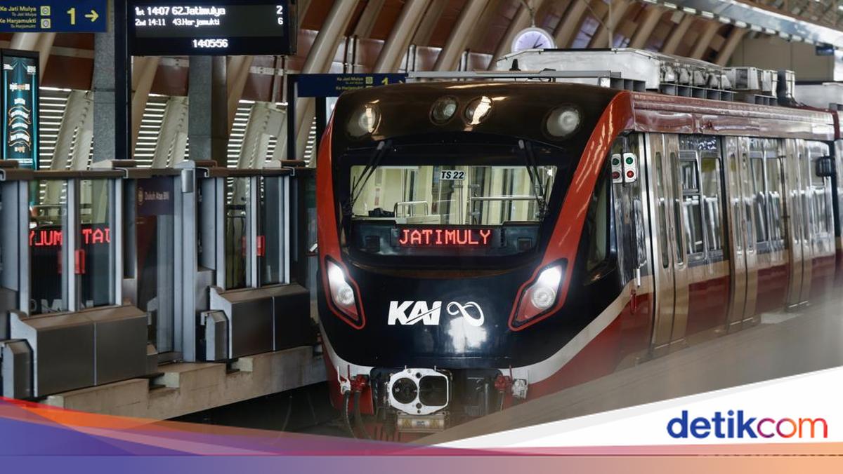 Penumpang LRT Dievakuasi Jalan Kaki di Lintasan Berbuntut Panjang