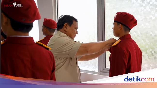 Prabowo Tulis Pesan-Rapikan Seragam Siswa Saat Tinjau Sekolah Rakyat di Jaksel
