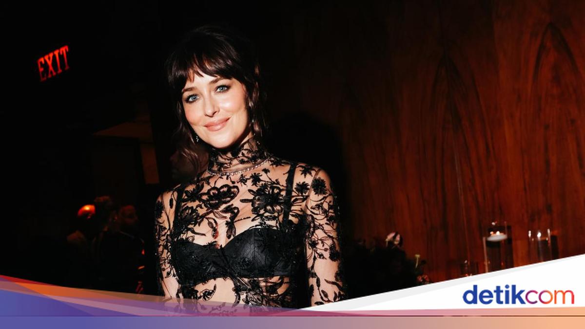 Dakota Johnson Tak Gentar Dikritik Soal Busana Seksi di Karpet Merah