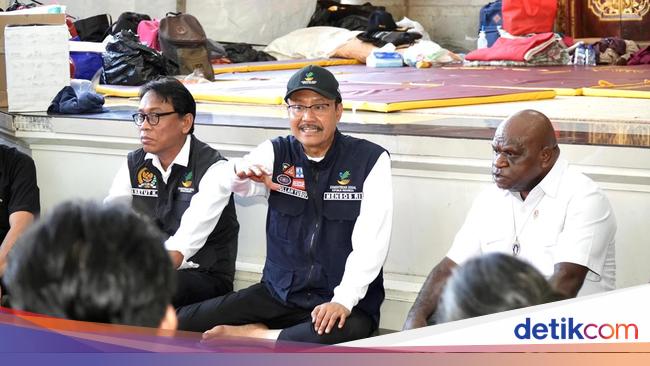 Mensos bersama Menteri HAM Kunjungi Posko Pengungsian Banjir di Bali