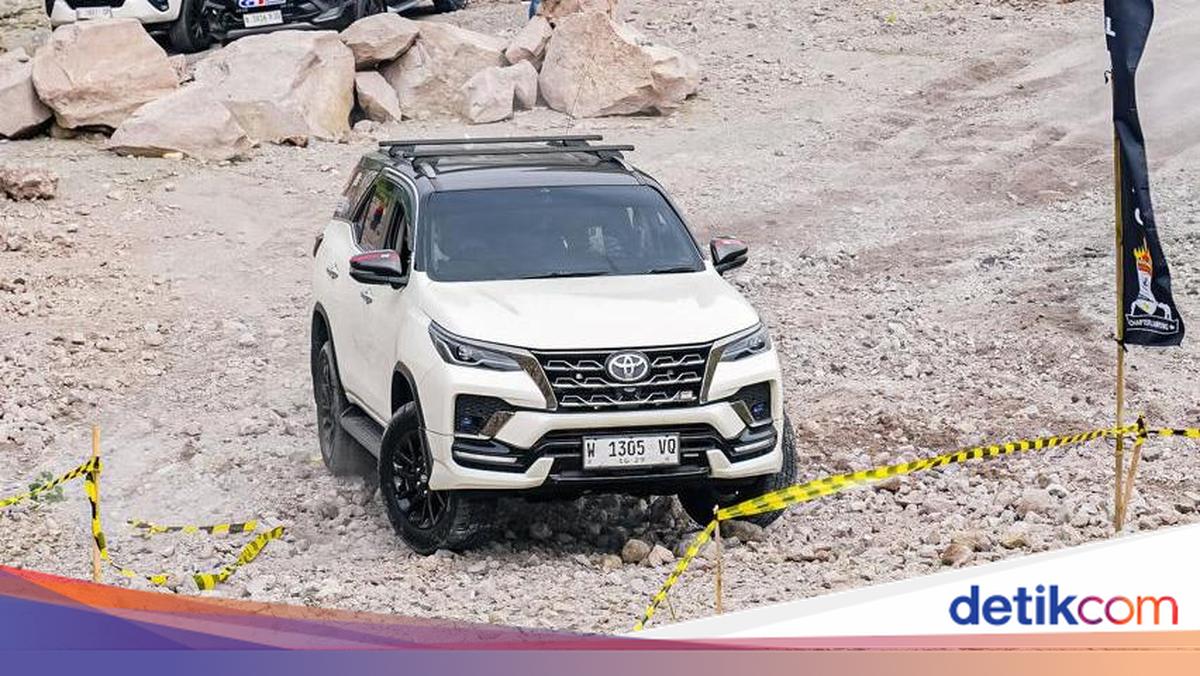 Komunitas Fortuner Bukber Sembari Bakti Sosial