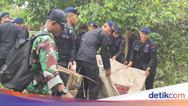 Air Surut, Polisi Bersihkan Pasar Kumbangsari Denpasar dari Sisa Banjir