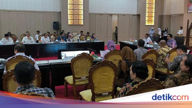 Banten-KLH Bahas Kelola 8.000 Ton Sampah Sehari, Sebagian Tercecer di Sungai