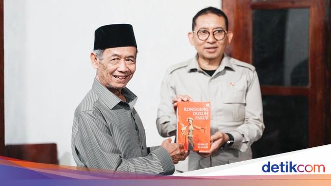 Tinjau Perpustakaan Ahmad Tohari, Menbud Tekankan Pentingnya Literasi