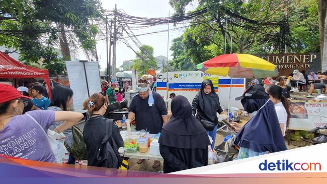 Ada Galian di Jalan Sumenep HI Bikin Pedagang-Pejalan Kaki Ngeluh