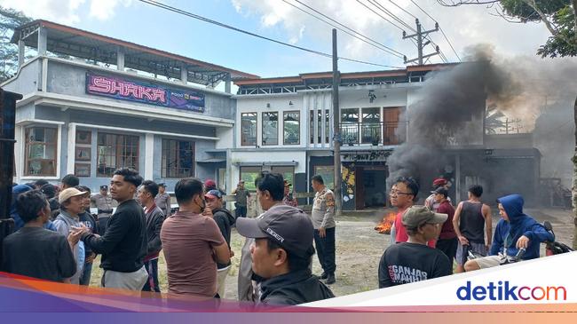 Kafe di Wonosobo Dirusak Massa Usai Serda RS Tewas Dibacok