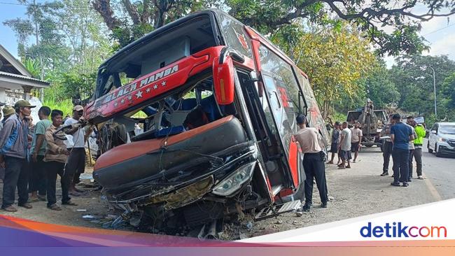 Bus Bawa Rombongan Nakes Tabrak Rumah di Probolinggo, 6 Orang Tewas