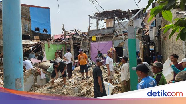 Warga Mulai Singkirkan Puing-puing Rumah Usai Ledakan Gas di Pamulang