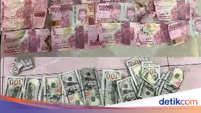 Dukun Pengganda Uang Jaksel Mau Buang Dolar AS Palsu ke Kloset Saat Digerebek