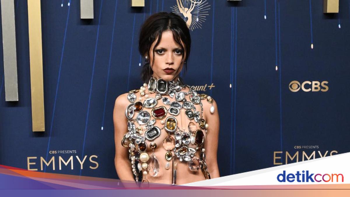 エミー賞授賞式に出席したジェナ・オルテガ