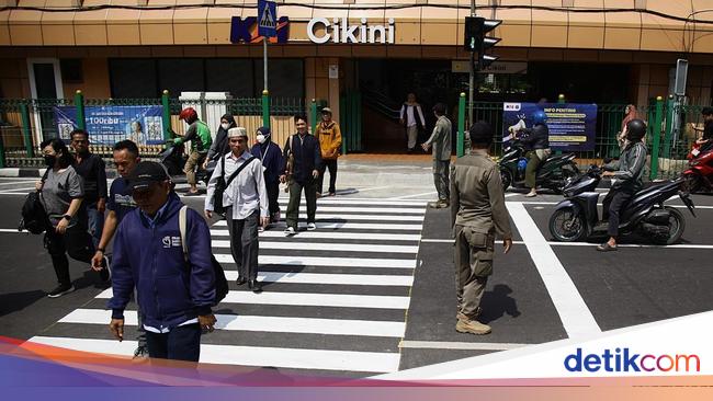 Petugas Disiagakan Atur Lalin Saat Uji Coba Pelican Cross di Stasiun Cikini