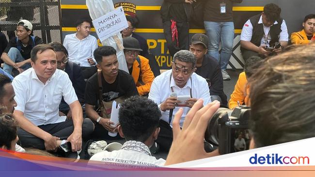Massa Mahasiswa Demo Ditemui Stafsus Mensesneg di Patung Kuda