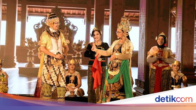 Warga Antusias Tonton 'Wayang Orang on The Street' di Kota Lama Semarang