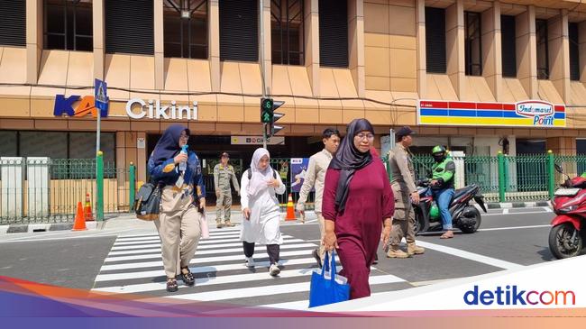 Lansia Senang Ada Pelican Crossing di Stasiun Cikini: Capek Kalau JPO