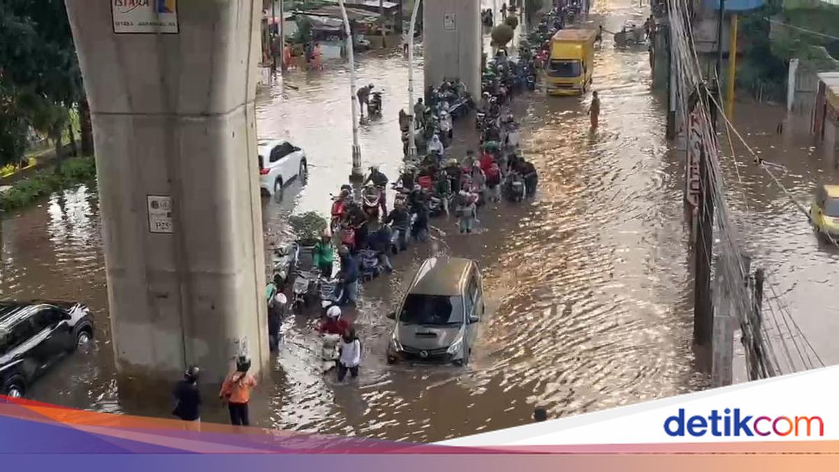 Ciledug Raya Jalan Ciledug Raya Jaksel Masih Tergenang, Banyak Motor Mogok