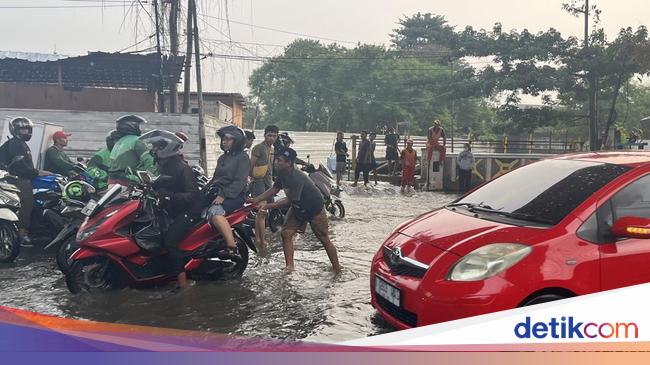 Update Banjir di Jaksel: 6 RT Tergenang, Ketinggian Air Capai 50 Cm