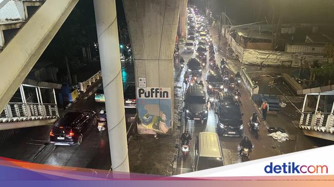 Banjir di Jalan Ciledug Raya Jaksel Mulai Surut, Lalin Kembali Normal
