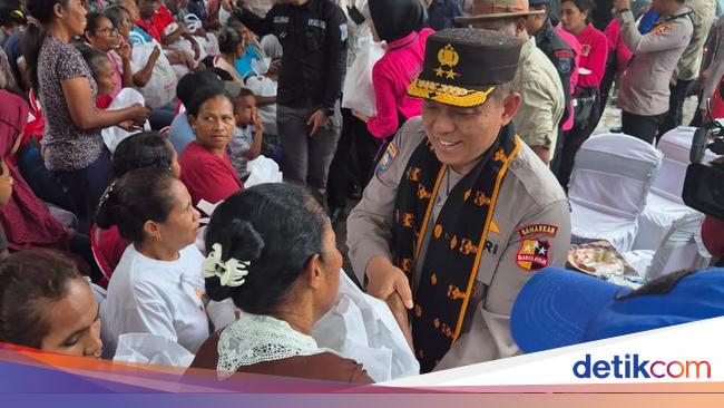 Bantuan Polri untuk Korban Banjir Nagekeo NTT Tiba, Warga Sambut Gembira